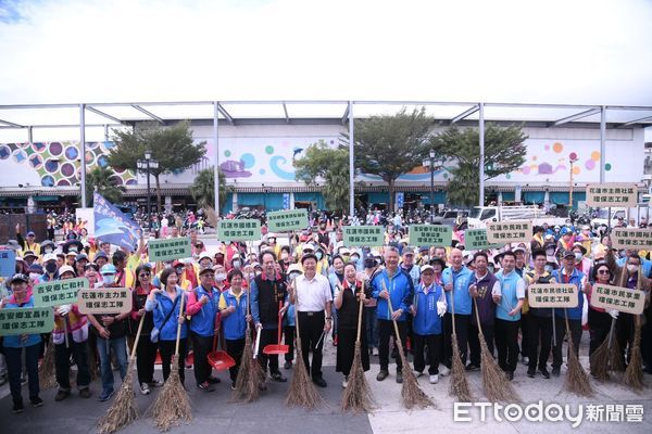 ▲▼縣長徐榛蔚與立委傅崐萁等親自帶領超過500名環保志工掃街淨灘。（圖／花蓮縣政府提供，下同）