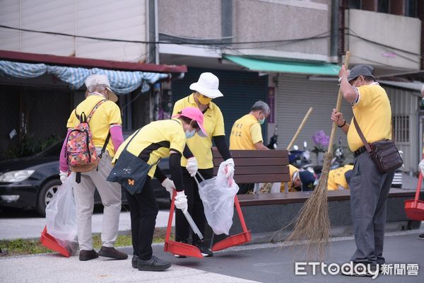 ▲▼縣長徐榛蔚與立委傅崐萁等親自帶領超過500名環保志工掃街淨灘。（圖／花蓮縣政府提供，下同）