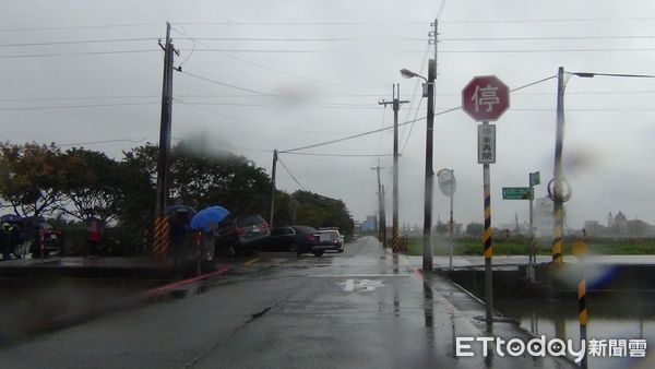 ▲▼福斯路口對決賓士被鏟車後，2車堆疊一起。（圖／記者游芳男翻攝，下同）