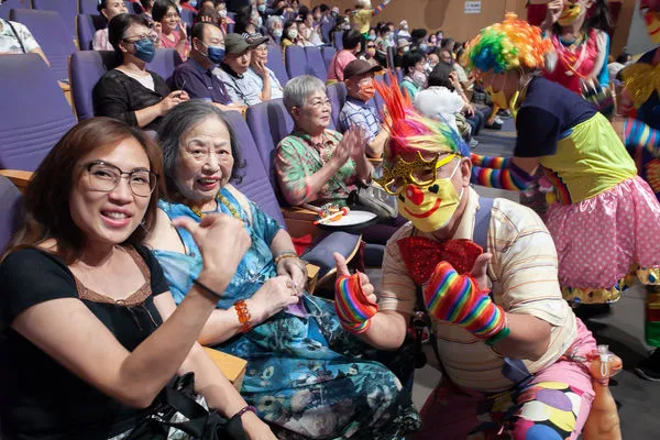 ▲▼東慈協辦彩霞教育基金會20週年慶伴長輩同歡。（圖／記者林璟倩攝）