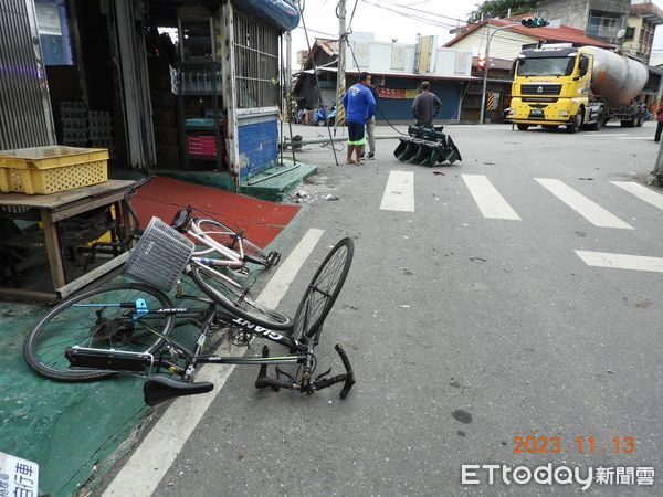 ▲▼無照古姓男子疑打瞌睡，衝向對向車道商家再撞上單車騎士，現場一片狼藉。（圖／民眾提供，下同）