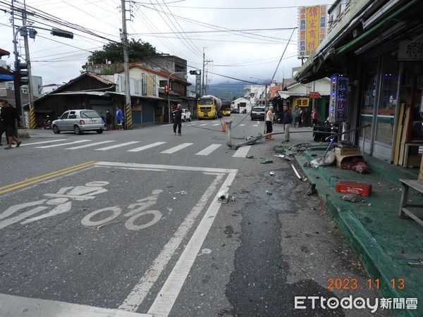 ▲▼無照古姓男子疑打瞌睡，衝向對向車道商家再撞上單車騎士，現場一片狼藉。（圖／民眾提供，下同）