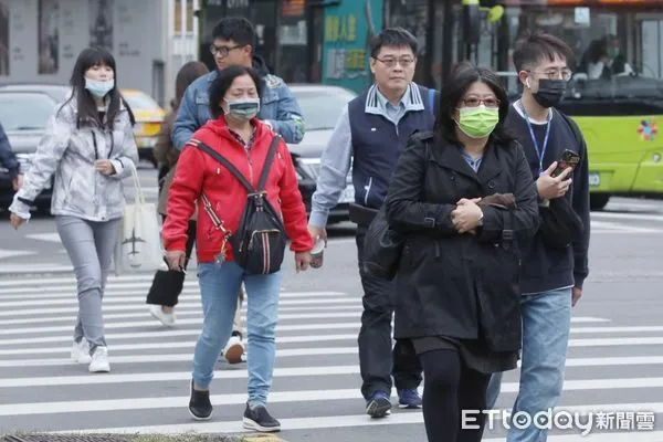 ▲▼天氣 降溫 寒冷 冬衣 外套 機車騎士。（圖／記者屠惠剛攝）