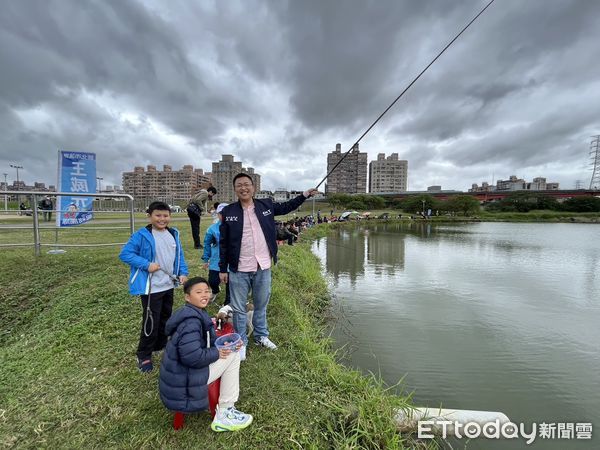 ▲「超人爸爸」拒3C 邀三重蘆洲好朋友拋竿釣魚。（圖／記者戴上容翻攝）