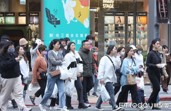 ▲▼天氣 降溫 寒冷 冬衣 外套。（圖／記者屠惠剛攝）