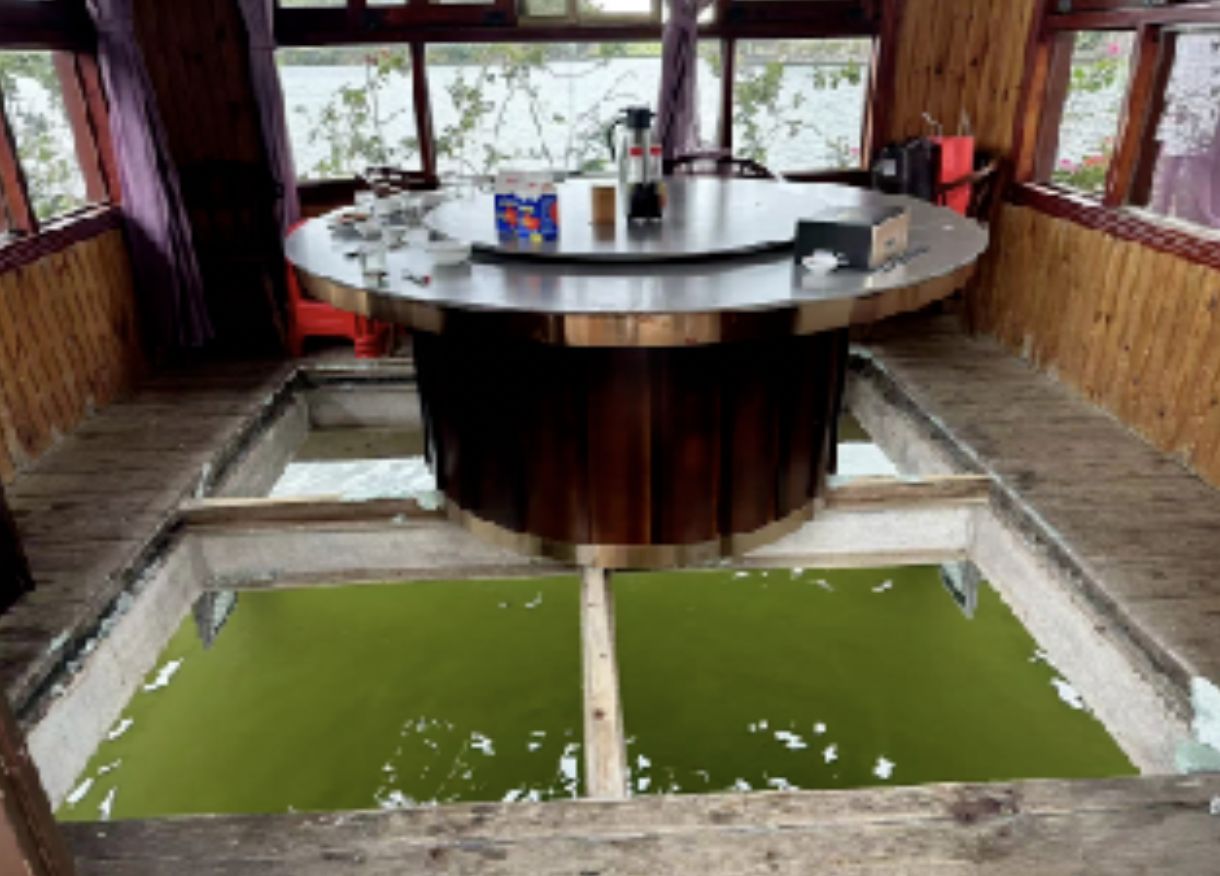 ▲▼ 水上餐廳用餐「玻璃地板」碎裂！1人墜湖溺亡　身分竟是陸前官員。（圖／紅星新聞）