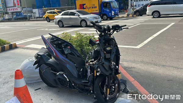 ▲▼「語彤專屬」撞爛了！台中19歲男載妹衰遇違規車...機車碎光光。（圖／記者許權毅攝）