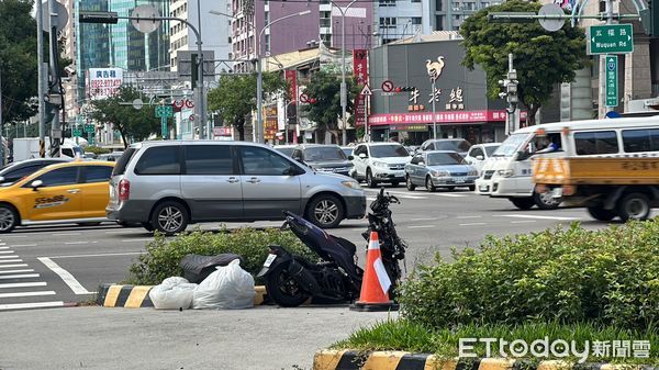 ▲▼「語彤專屬」撞爛了！台中19歲男載妹衰遇違規車...機車碎光光。（圖／記者許權毅攝）