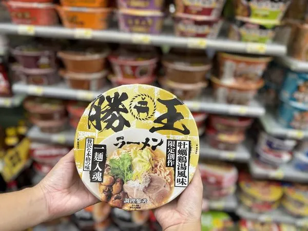 ▲▼7-11推出全新「塔塔醬魚排厚吐司」、「勝王拉麵」。（圖／7-11提供）