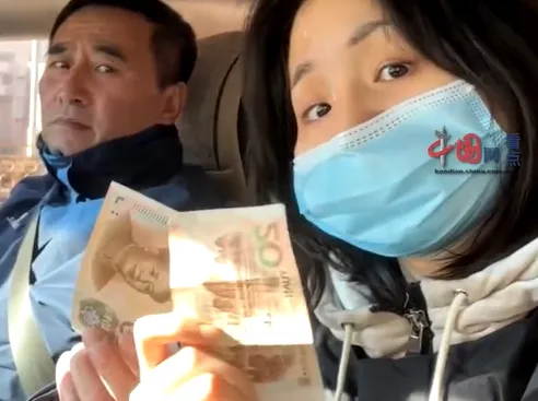 ▲女兒失業被媽媽僱用為司機。（圖／翻攝自微博）