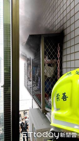 ▲台南市東區崇德20街某6樓公寓發生火警，因火警發生時該樓住戶聽聞警報設備作響及時逃生，所幸無造成人員傷亡。（圖／記者林東良翻攝，下同）