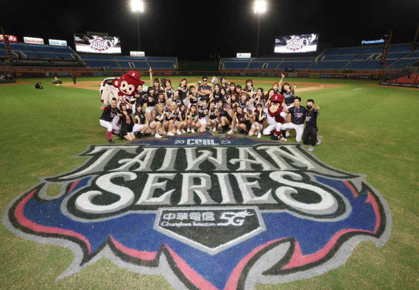 樂天女孩與應援團合照。（圖／翻攝自壯壯臉書）