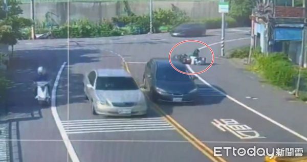 ▲▼竹南一部自小客車行經彎道時侵入對向車道，撞擊對向車道上待左傳的機車。（圖／記者蔡文淵翻攝）