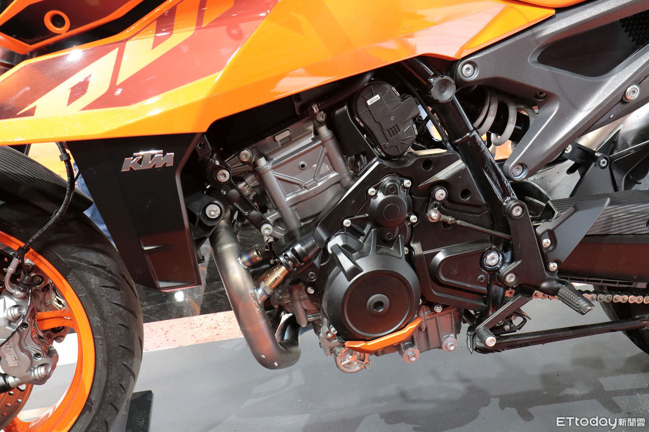 ▲米蘭車展／KTM 990 Duke挾「超狂車頭造型」來襲　挑戰世人審美觀。（圖／記者張慶輝攝）