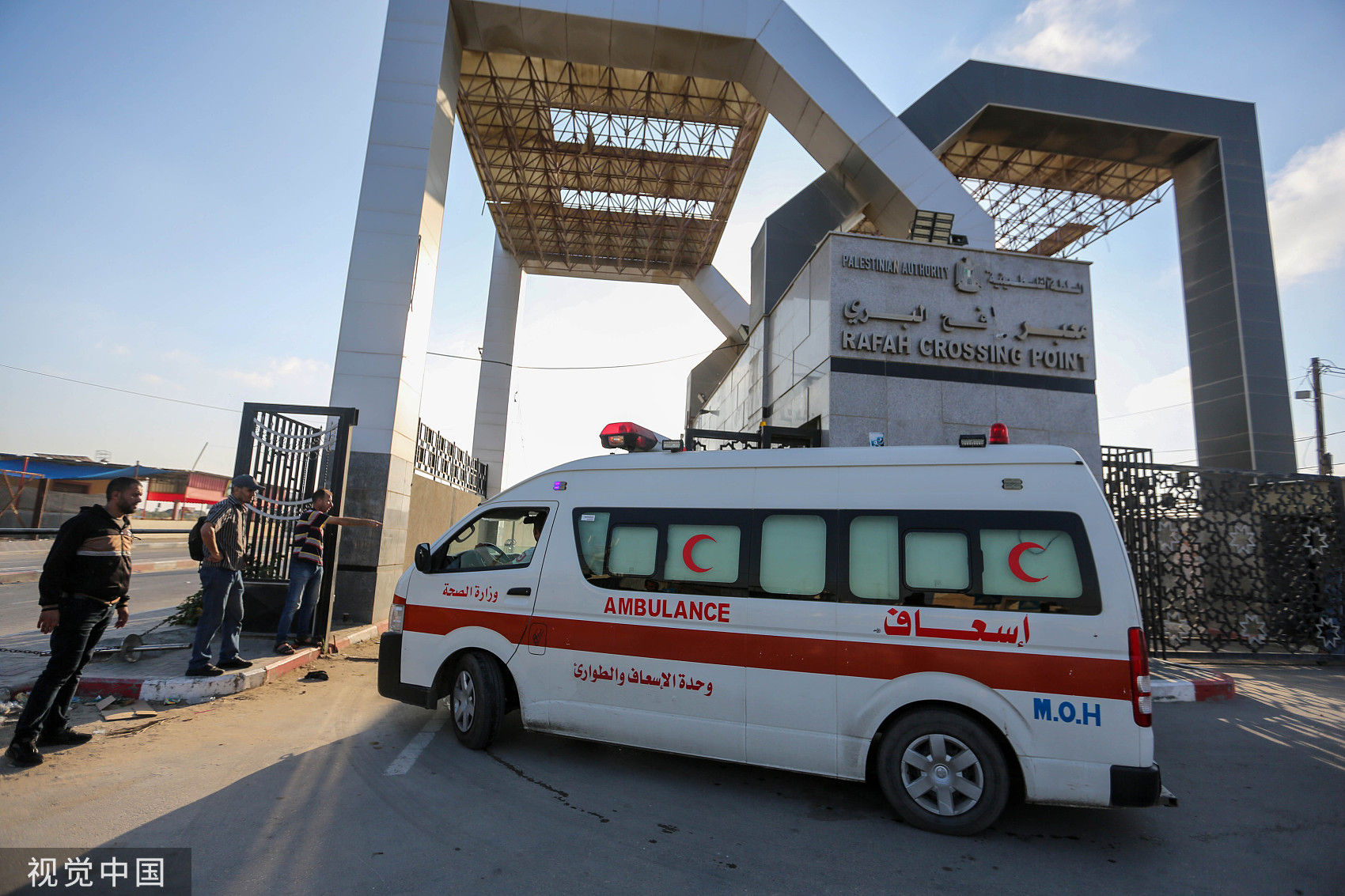▲▼加薩受傷人員通過拉法過境點進入埃及。（圖／CFP）