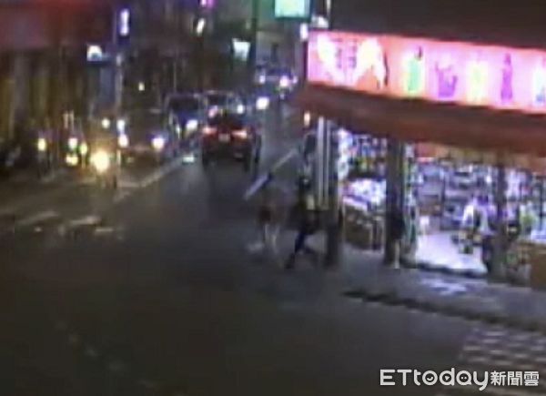 ▲通緝男裸上身赤腳在街上狂奔，員警則從後方賣力追趕。（圖／桃園警分局提供）