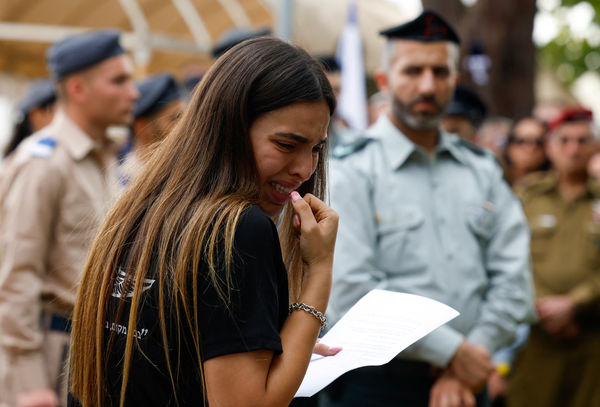 ▲▼一名以色列預備役軍官在打擊哈瑪斯行動中喪命，一名以色列婦女11月13日在喪禮上哭泣。（圖／路透）