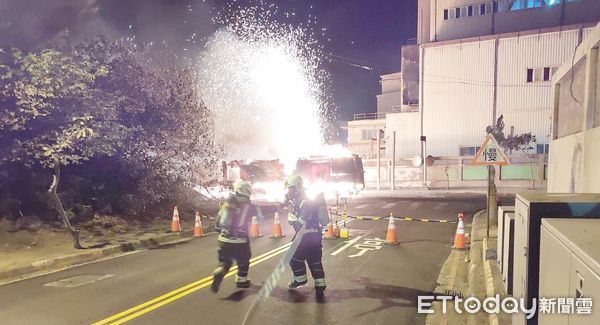 ▲桃園市觀音區國瑞路一輛鋪路機與刨路機昨天深夜施工時引發大火，消防人員據報趕往灌救。（圖／記者沈繼昌翻攝）