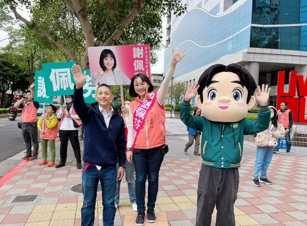 ▲▼謝佩芬合體曾在同選區參選的壯闊台灣聯盟理事長吳怡農站路口。（圖／謝佩芬辦公室提供）