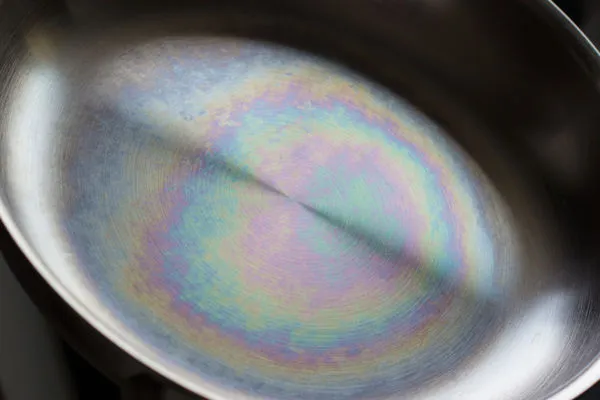不鏽鋼鍋「彩虹紋」怎麼去除？為何會出現七彩光圈？日本專家：3步驟馬上「乾乾淨淨」免丟掉