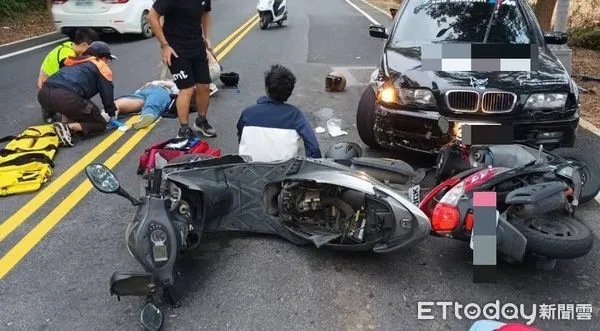 ▲烈嶼鄉自小客車撞2機車，騎機車的4名大學生受傷送醫。（圖／記者林名揚翻攝）