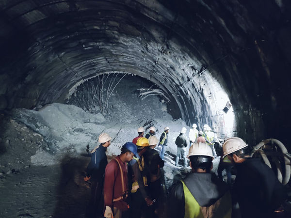 ▲▼印度隧道坍塌「40工人受困」。（圖／達志影像／美聯社）
