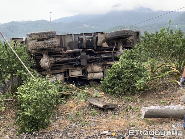 ▲何姓駕駛鐵牛車載運柏油瀝青行駛至東山區高原104-2號前，鐵牛車於上坡路段不慎失控翻覆，何男被車體壓住身體，東原消防分隊據報，火速派員搶救脫困，送醫急救。（圖／民眾提供，下同）