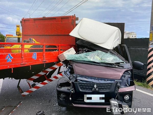 ▲▼             台東市豐年路二段大、小貨車碰撞事故。。（圖／記者楊漢聲翻攝）