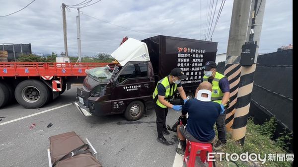 ▲貨車不慎撞擊拖板車。（圖／記者楊漢聲翻攝）