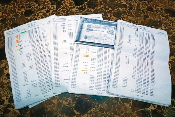 羅明輝出示自己和母親的帳戶，控訴二哥羅明華拿走母親的9百萬元未還。