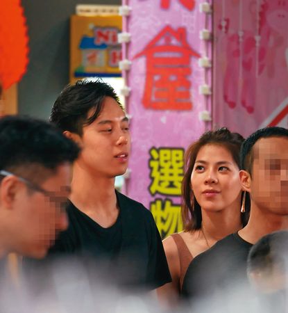 孫麥傑（左）2018年曾和陳冠希前女友洪文安（右）交往，兩人逛夜市約會。