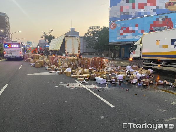 ▲▼您的醬油在路上！貨車門沒鎖好一轉彎噴飛一地，物流駕駛慘了。（圖／記者賴文萱翻攝）