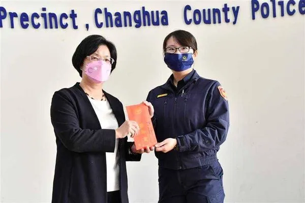 ▲縣長表揚大霞派出所長林詩舫。（圖／彰化縣政府提供）