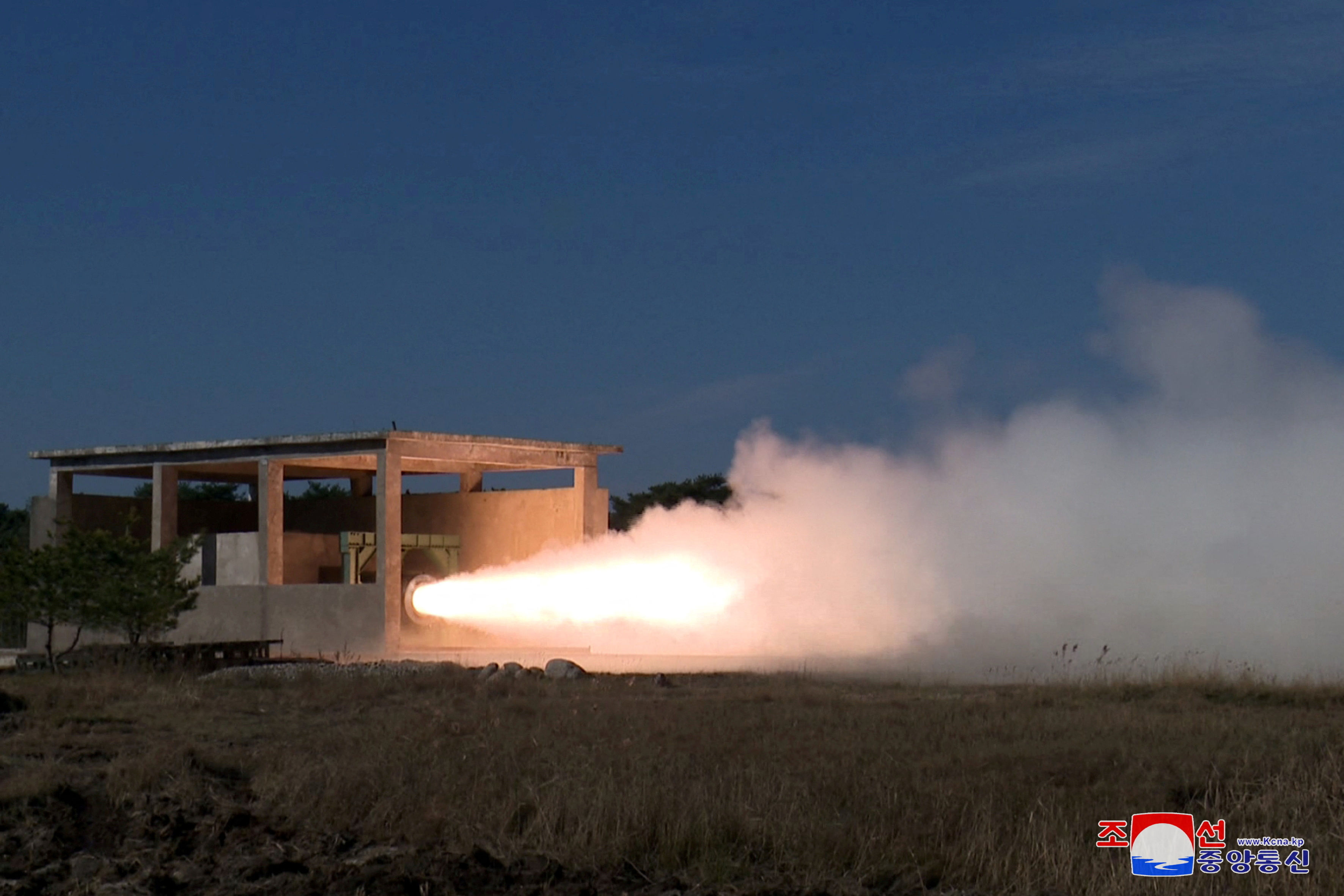 ▲▼北韓11月11、14日進行用於遠程彈道飛彈的新型液態燃料引擎的燃燒實驗。（圖／路透）