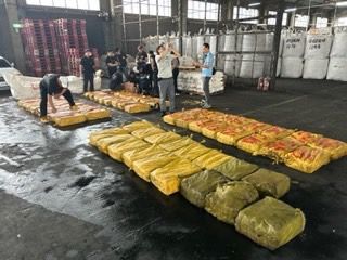 ▲刑事局偵三大隊偵破台史最大量貨輪走私安毒案，查扣市價達23.6億元安非他命。（圖／記者張君豪翻攝）