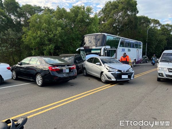 ▲▼新竹縣寶山鄉遊覽車1撞7　駕駛頸椎受傷送醫。（圖／記者陳凱力翻攝）