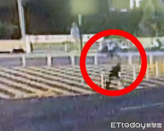 ▲彰化大村車站前防撞桿被踢倒。（圖／記者唐詠絮攝）