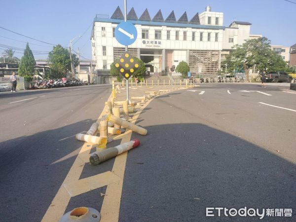 ▲彰化大村車站前防撞桿被踢倒。（圖／記者唐詠絮攝）