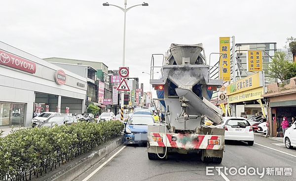 ▲桃園市春日路上昨天預拌混凝疑似變換車道不當撞上小轎車，撞上分隔島才停下。（圖／記者沈繼昌翻攝）