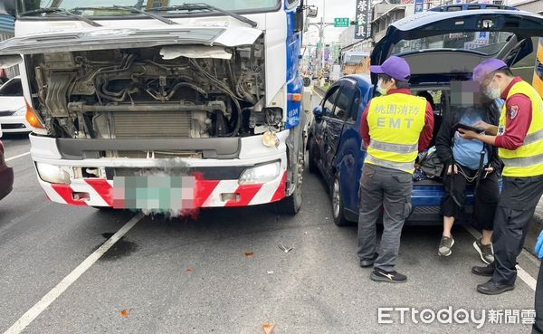 ▲桃園市春日路上昨天預拌混凝疑似變換車道不當撞上小轎車，救護人員將施姓女駕駛從後座拉車檢視是否受傷。（圖／記者沈繼昌翻攝）