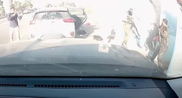 ▲▼哈瑪斯血洗以色列音樂節時，往平民躲藏的防空洞丟擲手榴彈。（圖／翻攝自X）