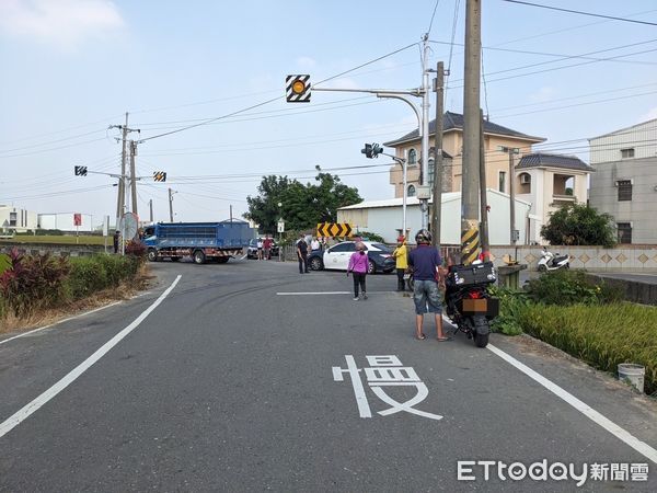 ▲▼     嘉義民雄小貨車碰撞機車，騎士命危搶救中     。（圖／記者翁伊森翻攝）