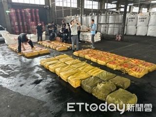 ▲刑事局偵三大隊偵破台史最大量貨輪走私安毒案，查扣市價達23.6億元安非他命。（圖／記者張君豪翻攝）