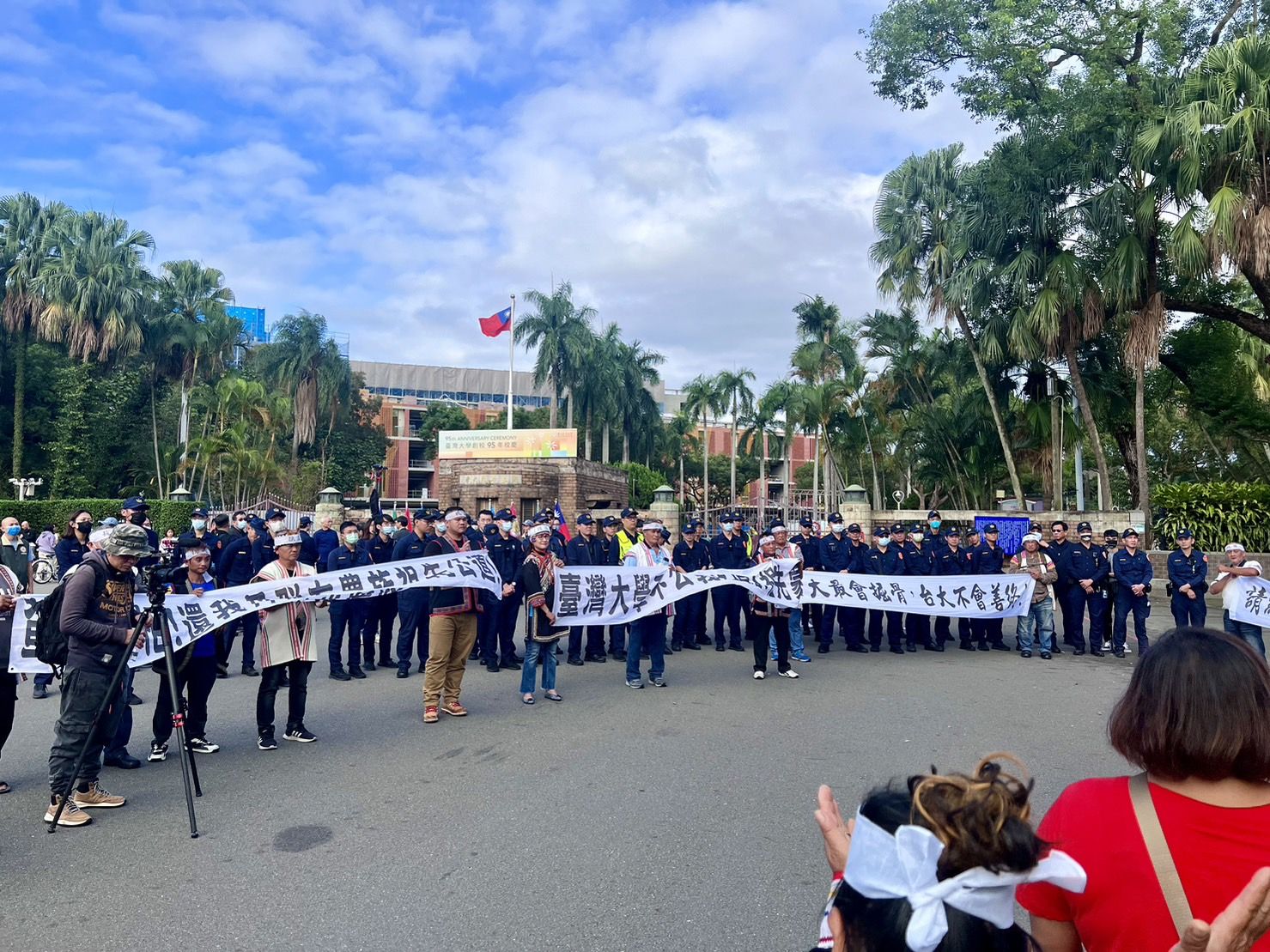 ▲▼還我馬遠布農族祖先遺骸自救會今下午前往台大抗議，要求歸還祖先遺骨及近15億賠償。（圖／台大提供）