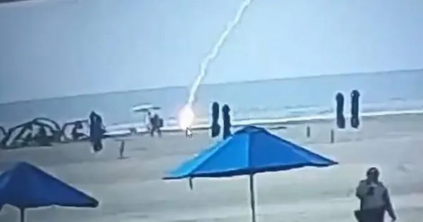 34歲女遊客到哥倫比亞卡塔赫納的海邊遊玩時，被一道落雷劈中。（圖 / 翻攝自推特）