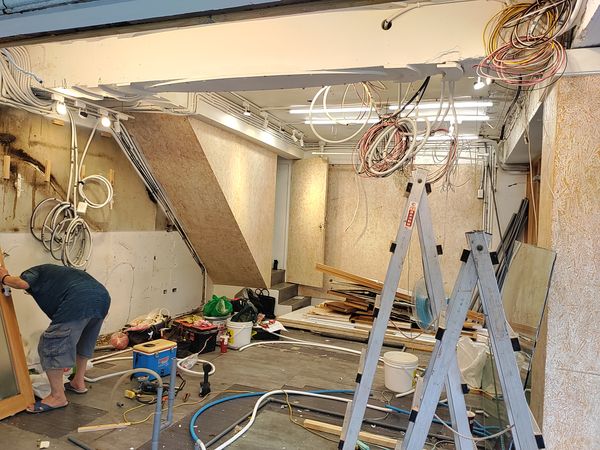 曾先生指場勘時曾說明該店面無接地端，劉佳雯當時並無意見，事後卻以此為由惡意解約。（讀者提供）