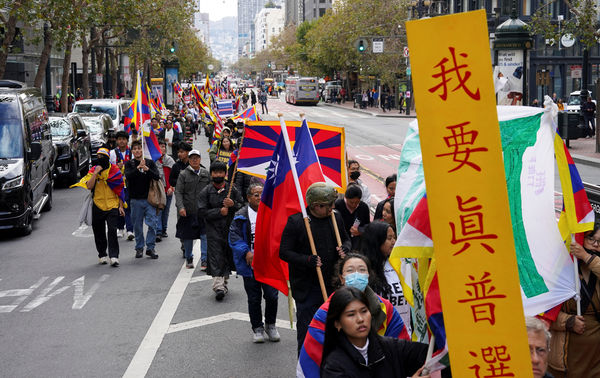 ▲▼APEC峰會反習近平抗議人潮出現中華民國國旗。（圖／路透）