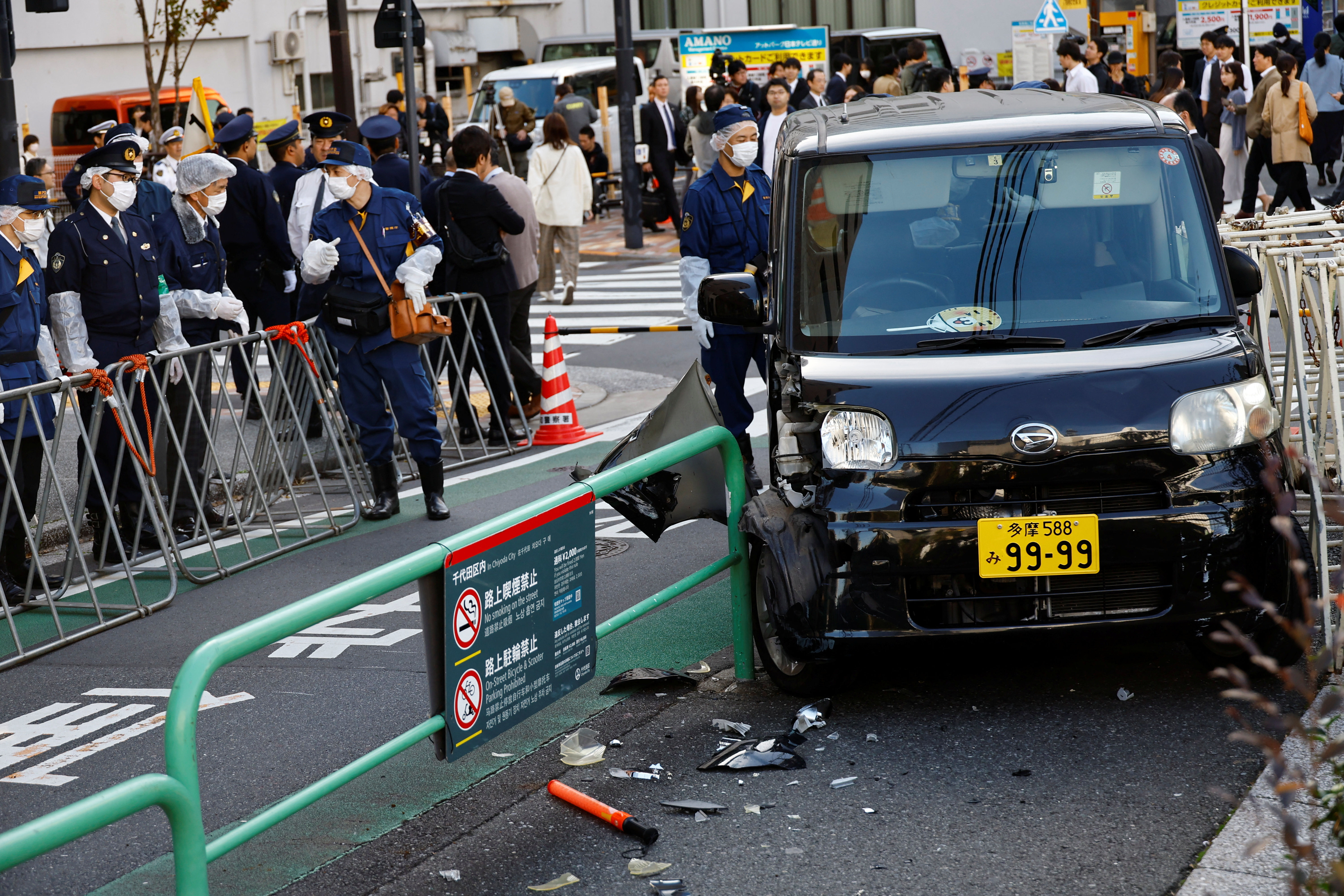 ▲▼一輛黑色轎車16日上午衝撞以色列駐日本大使館附近道路的柵欄。（圖／路透）