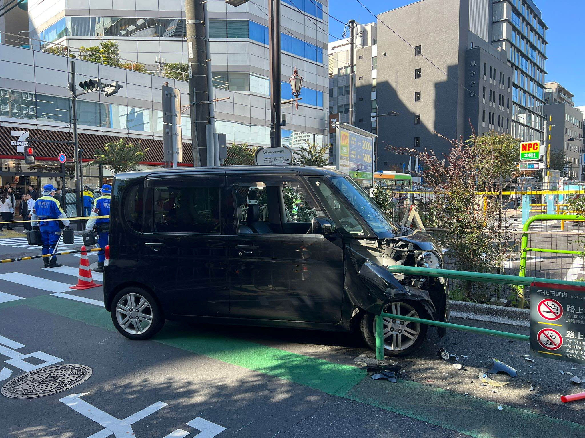 ▲▼一輛黑色轎車16日上午衝撞以色列駐日本大使館附近道路的柵欄。（圖／路透）