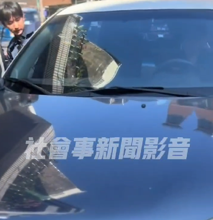 ▲1名女子因騎車逆向行駛遭台南市警六分局警方攔停開單告發，該女子哭訴向警方求情未果下，反指員警態度不佳，除用手機錄影，一直質問開單員警姓名。（圖／翻攝自社會事新聞影音，下同）